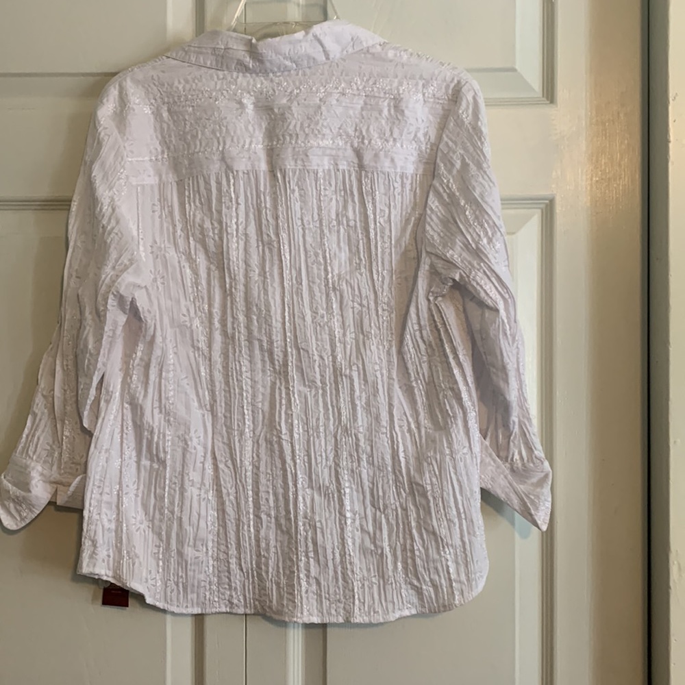 White blouse. - Picture 4 of 7